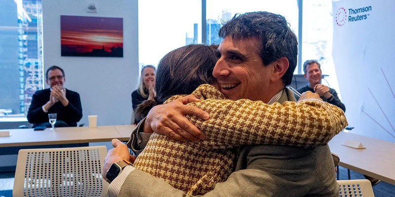 El periodista de Reuters Mike Spector celebrando su premio Pulitzer por Reportaje Nacional. / Foto: Reuters