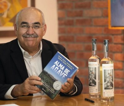 David Suro Piñera, autor del libro Alma de agave, durante la entrevista con La Jornada. Foto cortesía de Sergio Hernández