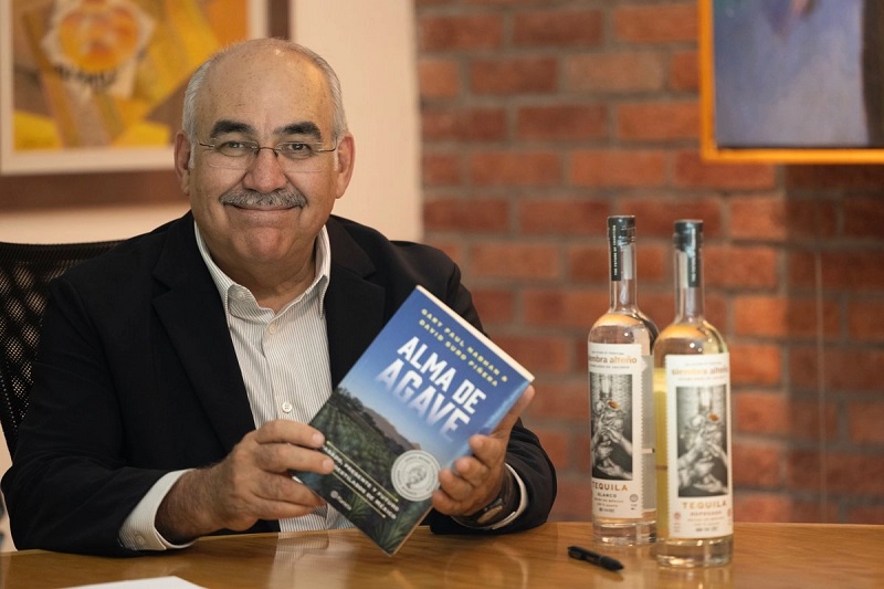 David Suro Piñera, autor del libro Alma de agave, durante la entrevista con La Jornada. Foto cortesía de Sergio Hernández