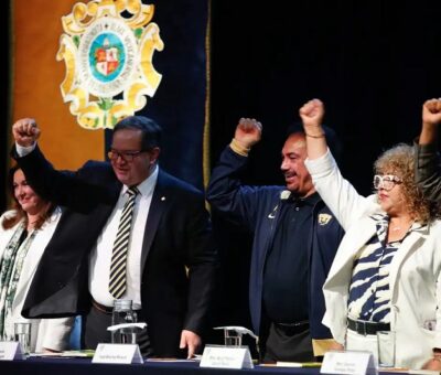 El rector de la UNAM, Leonardo Lomelí Venegas, y el ex jugador de futbol, Hugo Sánchez, encabezan la entrega del libro 'Tiro libre. Relatos cancheros sobre futbol', en el Auditorio Gabino Barreda de la Escuela Nacional Preparatoria 5 de la UNAM, en la Ciudad de México, el 29 de abril de 2026. Foto: Cristina Rodríguez
