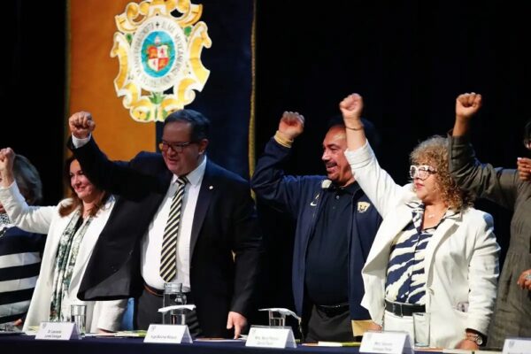El rector de la UNAM, Leonardo Lomelí Venegas, y el ex jugador de futbol, Hugo Sánchez, encabezan la entrega del libro 'Tiro libre. Relatos cancheros sobre futbol', en el Auditorio Gabino Barreda de la Escuela Nacional Preparatoria 5 de la UNAM, en la Ciudad de México, el 29 de abril de 2026. Foto: Cristina Rodríguez