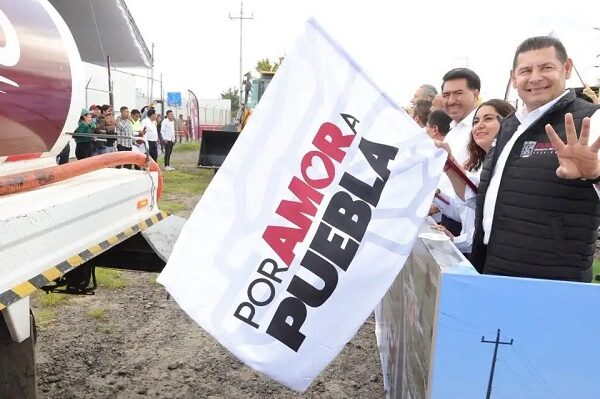 El gobernador Armenta puso en marcha las obras para la ampliación de la carretera que comunica a Amozoc con San José Chiapa(Facebook Gobierno de Puebla)