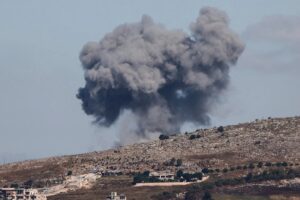 El humo se eleva sobre un pueblo en la ladera de una colina. Near Nabatieh, Lebanon, on Friday after an airstrike. Crédito: France-Presse — Getty Images