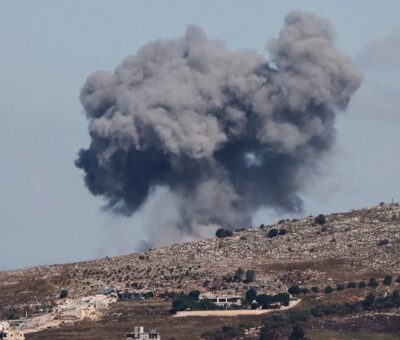 El humo se eleva sobre un pueblo en la ladera de una colina. Near Nabatieh, Lebanon, on Friday after an airstrike. Crédito: France-Presse — Getty Images