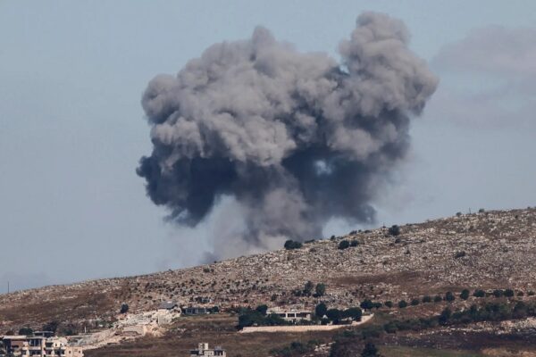 El humo se eleva sobre un pueblo en la ladera de una colina. Near Nabatieh, Lebanon, on Friday after an airstrike. Crédito: France-Presse — Getty Images