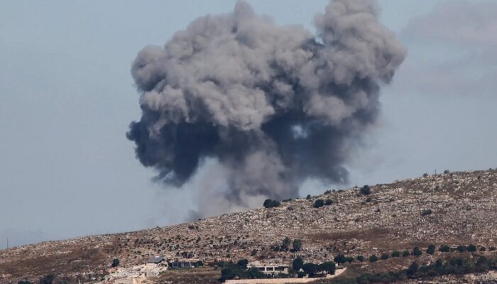 El humo se eleva sobre un pueblo en la ladera de una colina. Near Nabatieh, Lebanon, on Friday after an airstrike. Crédito: France-Presse — Getty Images