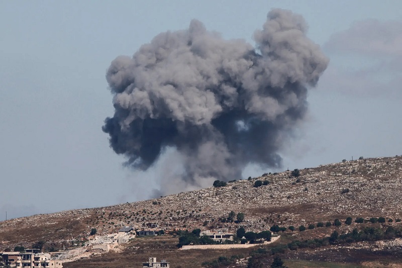 El humo se eleva sobre un pueblo en la ladera de una colina. Near Nabatieh, Lebanon, on Friday after an airstrike. Crédito: France-Presse — Getty Images
