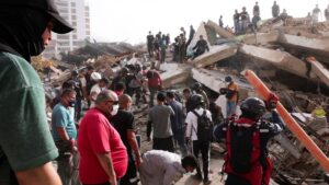 Bomberos y voluntarios trabajan entre los escombros de un edificio derrumbado tras los terremotos que azotaron el país. Foto: Reuters