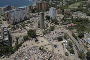 Vista aérea que muestra a equipos de rescate y voluntarios trabajando entre los escombros de edificios colapsados en Caraballeda, estado de La Guaira. Foto: FEDERICO PARRA / AFP