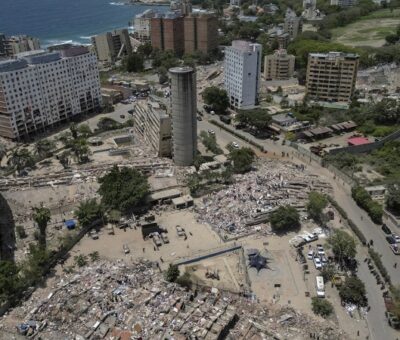 Vista aérea que muestra a equipos de rescate y voluntarios trabajando entre los escombros de edificios colapsados en Caraballeda, estado de La Guaira. Foto: FEDERICO PARRA / AFP
