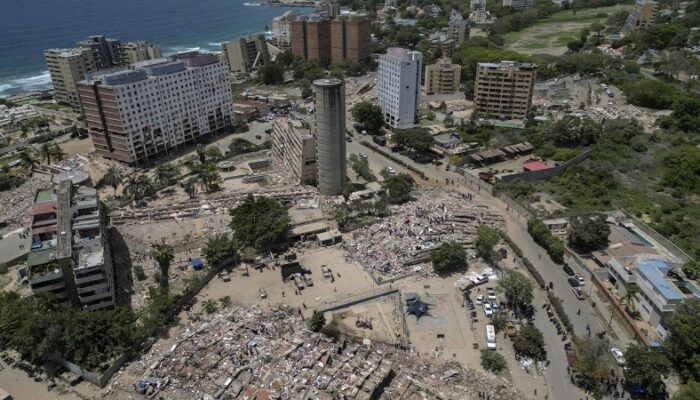 Vista aérea que muestra a equipos de rescate y voluntarios trabajando entre los escombros de edificios colapsados en Caraballeda, estado de La Guaira. Foto: FEDERICO PARRA / AFP