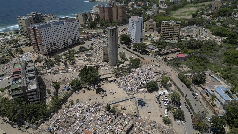 Vista aérea que muestra a equipos de rescate y voluntarios trabajando entre los escombros de edificios colapsados en Caraballeda, estado de La Guaira. Foto: FEDERICO PARRA / AFP