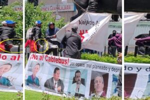 Un grupo de hombres arrancaron lonas y después atacaron a algunos de los participantes en la protesta contra el Cablebús en Puebla (Foto: Facebook: Rebeldías Resistencias. El Común y Otras Luchas.)