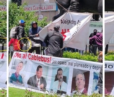 Un grupo de hombres arrancaron lonas y después atacaron a algunos de los participantes en la protesta contra el Cablebús en Puebla (Foto: Facebook: Rebeldías Resistencias. El Común y Otras Luchas.)