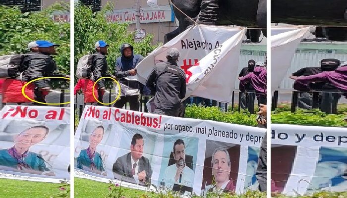 Un grupo de hombres arrancaron lonas y después atacaron a algunos de los participantes en la protesta contra el Cablebús en Puebla (Foto: Facebook: Rebeldías Resistencias. El Común y Otras Luchas.)