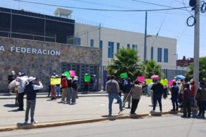 Grupo de choque se presenta a las afueras del Centro Federal de Justicia Penal de Puebla por audiencia de los luchadores sociales Renato Romero y Pascual Bermúdez, defensores del agua de la comunidad de Xoxtla. (Foto: Especial)