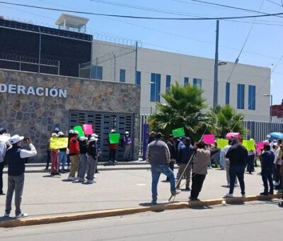 Grupo de choque se presenta a las afueras del Centro Federal de Justicia Penal de Puebla por audiencia de los luchadores sociales Renato Romero y Pascual Bermúdez, defensores del agua de la comunidad de Xoxtla. (Foto: Especial)