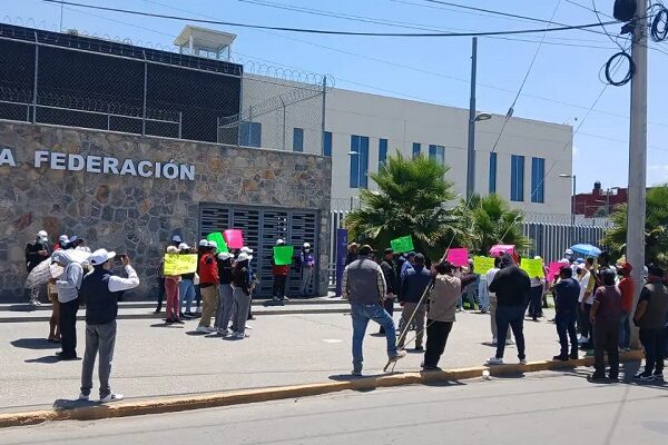 Grupo de choque se presenta a las afueras del Centro Federal de Justicia Penal de Puebla por audiencia de los luchadores sociales Renato Romero y Pascual Bermúdez, defensores del agua de la comunidad de Xoxtla. (Foto: Especial)
