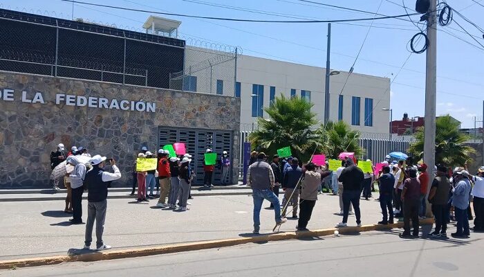 Grupo de choque se presenta a las afueras del Centro Federal de Justicia Penal de Puebla por audiencia de los luchadores sociales Renato Romero y Pascual Bermúdez, defensores del agua de la comunidad de Xoxtla. (Foto: Especial)