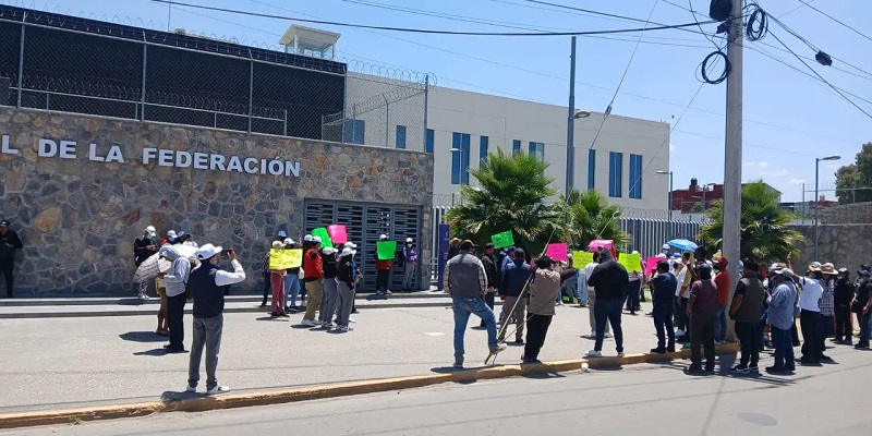 Grupo de choque se presenta a las afueras del Centro Federal de Justicia Penal de Puebla por audiencia de los luchadores sociales Renato Romero y Pascual Bermúdez, defensores del agua de la comunidad de Xoxtla. (Foto: Especial)