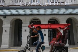 Un triciclo pasa frente al Gran Hotel Bristol en La Habana, Cuba Foto: AFP