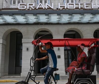 Un triciclo pasa frente al Gran Hotel Bristol en La Habana, Cuba Foto: AFP