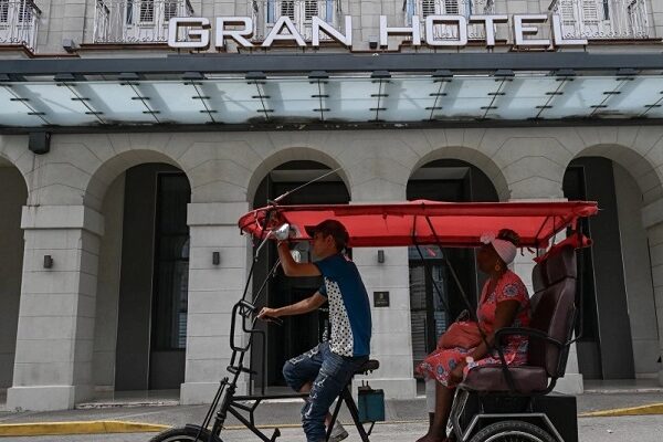 Un triciclo pasa frente al Gran Hotel Bristol en La Habana, Cuba Foto: AFP