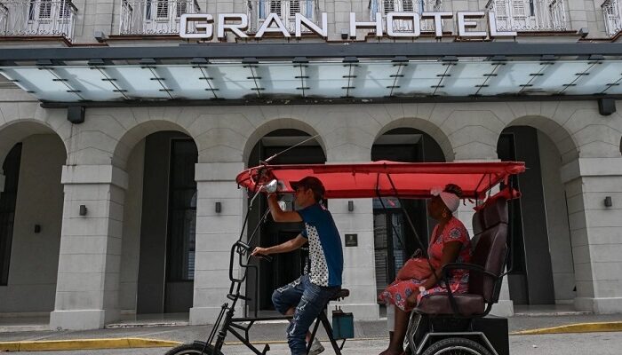 Un triciclo pasa frente al Gran Hotel Bristol en La Habana, Cuba Foto: AFP