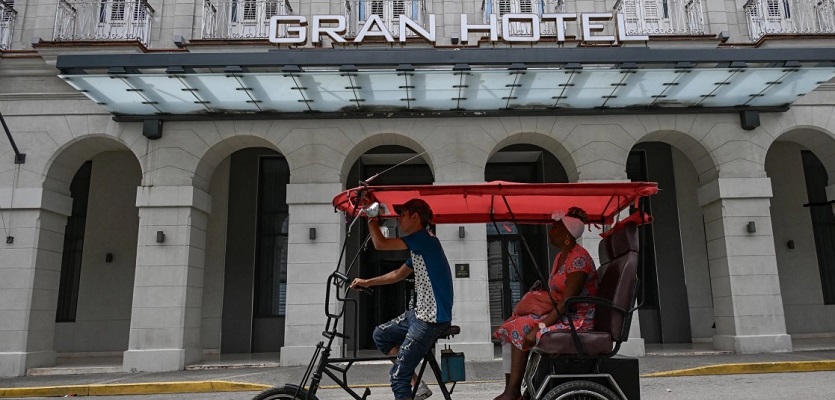 Un triciclo pasa frente al Gran Hotel Bristol en La Habana, Cuba Foto: AFP