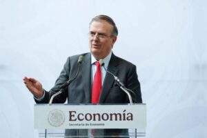 El secretario de Economía, Marcelo Ebrard, en la conferencia de prensa sobre la revisión del T-MEC, en las instalaciones de la dependencia en la Ciudad de México, 1 de julio de 2026. Foto Cristina Rodríguez