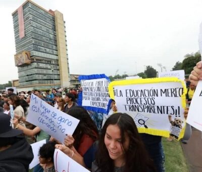 Alrededor de 50 aspirantes y padres de familia marchan a la Rectoría de la UNAM para exigir examen presencial de ingreso a la licenciatura. Crédito: Óscar Mireles