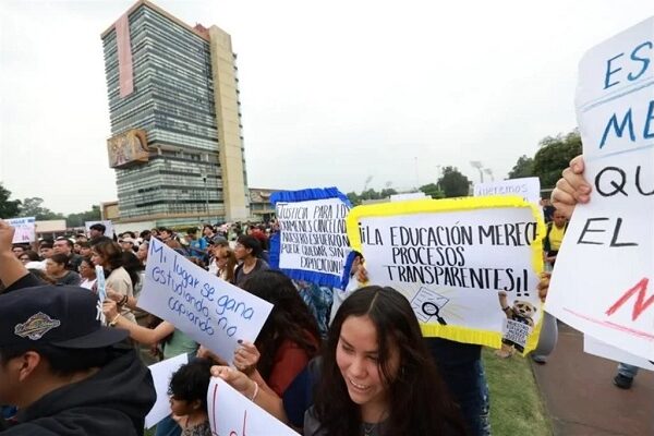 Alrededor de 50 aspirantes y padres de familia marchan a la Rectoría de la UNAM para exigir examen presencial de ingreso a la licenciatura. Crédito: Óscar Mireles