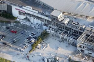 Un terremoto con una magnitud preliminar de 7.1 sacudió este martes la prefectura de Kumamoto, en el sur ⁠de Japón, lo que dejó sin electricidad a miles de hogares, causó trastornos en el transporte y propició órdenes de evacuación y alertas por réplicas.