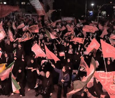 Manifestantes progubernamentales ondean banderas iraníes y religiosas en una concentración en Teherán el sábado, en conmemoración del fallecido líder supremo iraní, el ayatolá Ali Khamenei. Fotografía: Vahid Salemi/AP