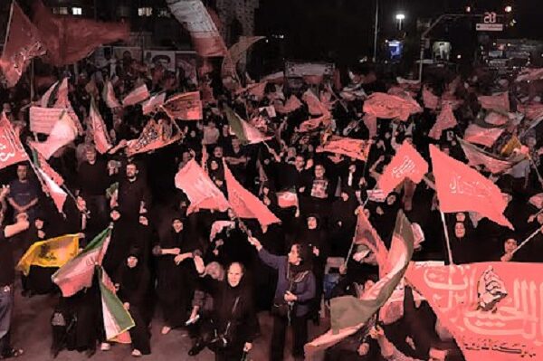 Manifestantes progubernamentales ondean banderas iraníes y religiosas en una concentración en Teherán el sábado, en conmemoración del fallecido líder supremo iraní, el ayatolá Ali Khamenei. Fotografía: Vahid Salemi/AP