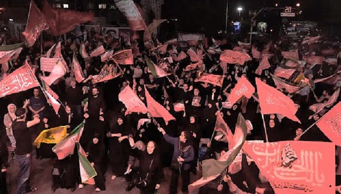Manifestantes progubernamentales ondean banderas iraníes y religiosas en una concentración en Teherán el sábado, en conmemoración del fallecido líder supremo iraní, el ayatolá Ali Khamenei. Fotografía: Vahid Salemi/AP