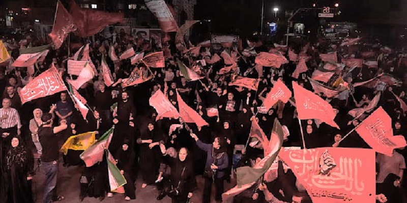 Manifestantes progubernamentales ondean banderas iraníes y religiosas en una concentración en Teherán el sábado, en conmemoración del fallecido líder supremo iraní, el ayatolá Ali Khamenei. Fotografía: Vahid Salemi/AP