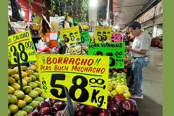 Venta de frutas en la Central de Abasto de la Ciudad de México, el 12 de mayo de 2026. Foto Luis Castillo