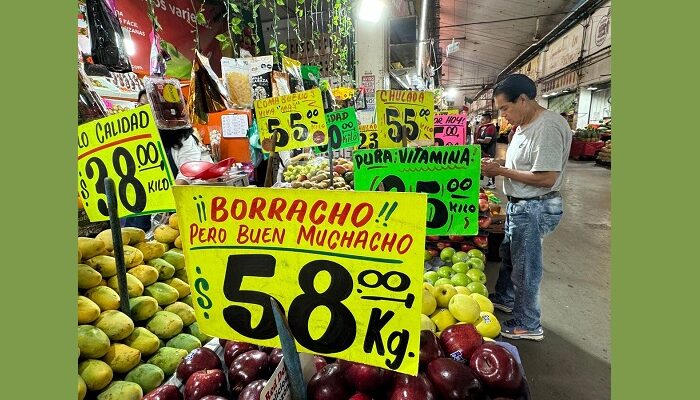 Venta de frutas en la Central de Abasto de la Ciudad de México, el 12 de mayo de 2026. Foto Luis Castillo