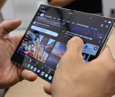 El uso excesivo de teléfonos inteligentes, pantallas o tabletas pueden generar la pérdida de habilidades cognitivas como la comprensión lectora. Foto AFP