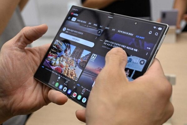 El uso excesivo de teléfonos inteligentes, pantallas o tabletas pueden generar la pérdida de habilidades cognitivas como la comprensión lectora. Foto AFP