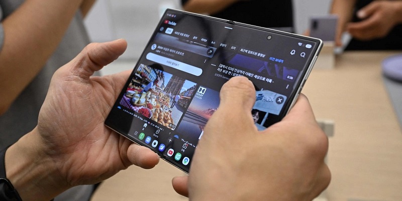 El uso excesivo de teléfonos inteligentes, pantallas o tabletas pueden generar la pérdida de habilidades cognitivas como la comprensión lectora. Foto AFP