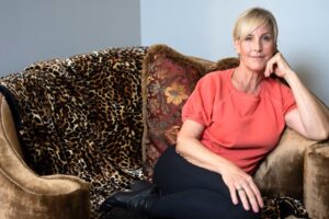 La activista Erin Brockovich, fotografiada en su casa en Agoura Hills, California, en 2021. VALERIE MACON (AFP via Getty Images)