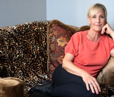 La activista Erin Brockovich, fotografiada en su casa en Agoura Hills, California, en 2021. VALERIE MACON (AFP via Getty Images)