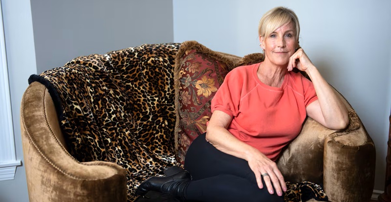 La activista Erin Brockovich, fotografiada en su casa en Agoura Hills, California, en 2021. VALERIE MACON (AFP via Getty Images)