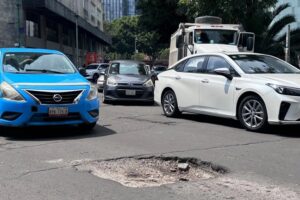 Según una encuesta del Inegi, las oquedades en calles y avenidas son más molestas para los citadinos que las fallas y fugas en el suministro de agua potable, las coladeras tapadas por acumulación de basura o los embotellamientos frecuentes. Foto Yazmín Ortega