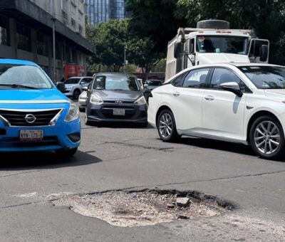 Según una encuesta del Inegi, las oquedades en calles y avenidas son más molestas para los citadinos que las fallas y fugas en el suministro de agua potable, las coladeras tapadas por acumulación de basura o los embotellamientos frecuentes. Foto Yazmín Ortega