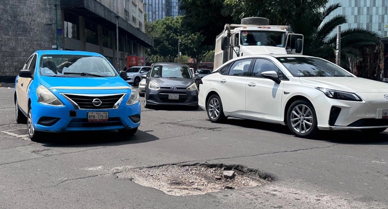 Según una encuesta del Inegi, las oquedades en calles y avenidas son más molestas para los citadinos que las fallas y fugas en el suministro de agua potable, las coladeras tapadas por acumulación de basura o los embotellamientos frecuentes. Foto Yazmín Ortega