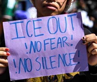 Estudiantes protestan contra ICE frente al juzgado municipal de Pflugerville, Texas, el 22 de septiembre de 2026. Foto AFP