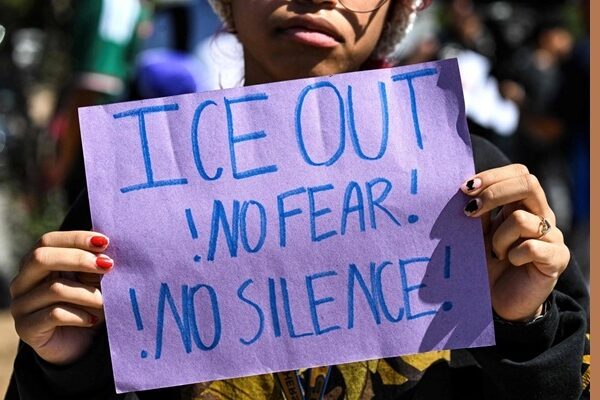 Estudiantes protestan contra ICE frente al juzgado municipal de Pflugerville, Texas, el 22 de septiembre de 2026. Foto AFP